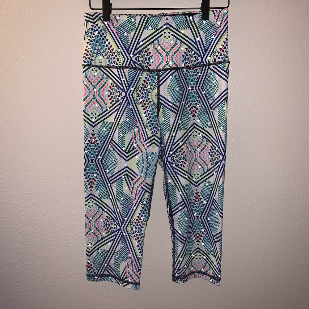 NWOT Victoria’s Secret Knockout Crop Leggings